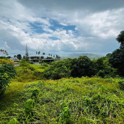Terrain avec vue mer sur la côte Est de Phuket avec titre Chanote
