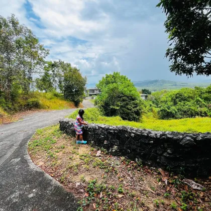 Terrain avec vue mer sur la côte Est de Phuket avec titre Chanote