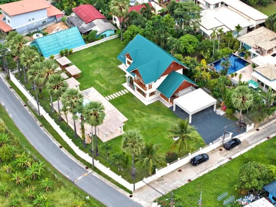 Villa privée style resort avec 5 chambres et 6 salles de bain à Chalong