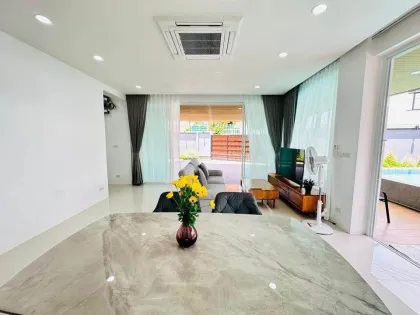 Renovierte private Poolvilla mit 3 Schlafzimmern in Phuket Town