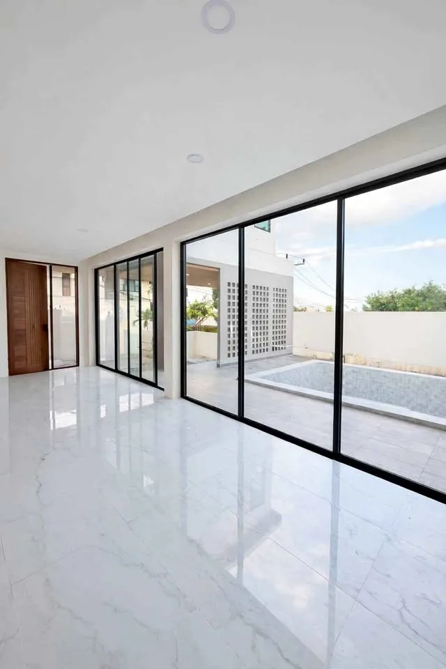 Villa contemporánea de 3 dormitorios con piscina privada en Maneekram Village, Chalong