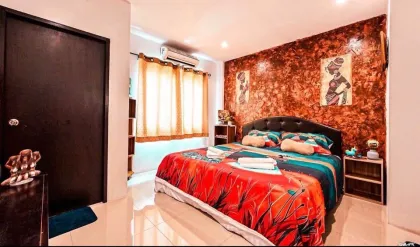 Casa Adosada de 6 Dormitorios y 7 Baños con Oportunidad de Negocio en Patong
