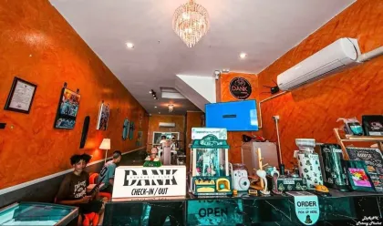 Casa Adosada de 6 Dormitorios y 7 Baños con Oportunidad de Negocio en Patong