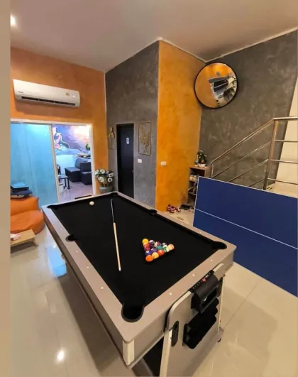 Casa Adosada de 6 Dormitorios y 7 Baños con Oportunidad de Negocio en Patong