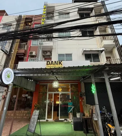 Casa Adosada de 6 Dormitorios y 7 Baños con Oportunidad de Negocio en Patong