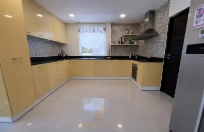Современная классическая вилла с 4 спальнями и бассейном в Saiyuan Med Village