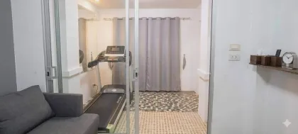 Maison mitoyenne 2 étages 3 chambres 2 salles de bain dans un emplacement idéal à Thalang