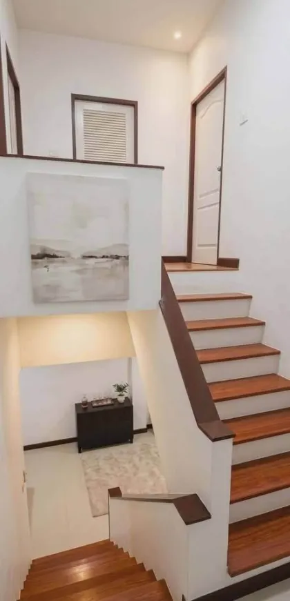 Maison mitoyenne 2 étages 3 chambres 2 salles de bain dans un emplacement idéal à Thalang