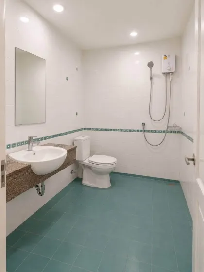 Maison mitoyenne 2 étages 3 chambres 2 salles de bain dans un emplacement idéal à Thalang