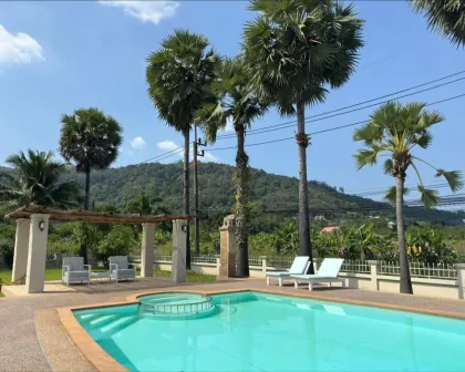 Villa Privée Style Resort avec 5 Chambres & 6 Salles de Bain à Chalong