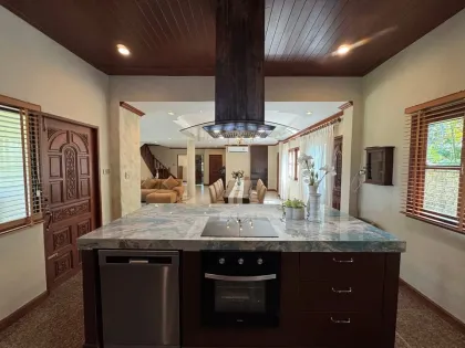 Villa Privée Style Resort avec 5 Chambres & 6 Salles de Bain à Chalong