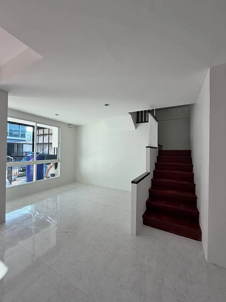 Casa adosada de 2 plantas con 3 habitaciones y 3 baños en Chaofa Garden Home 3