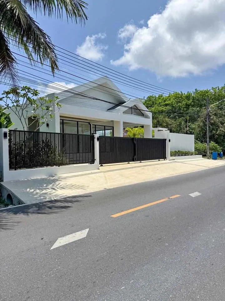Villa con piscina de 3 habitaciones cerca de British International School Phuket