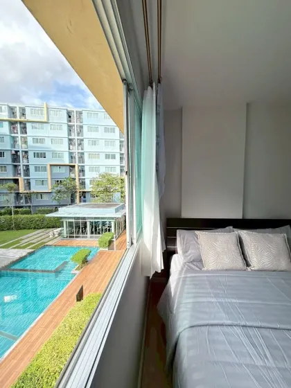 อพาร์ทเมนท์ 1 ห้องนอน ที่ ดี คอนโด กะทู้ พร้อมวิวสระว่ายน้ำ