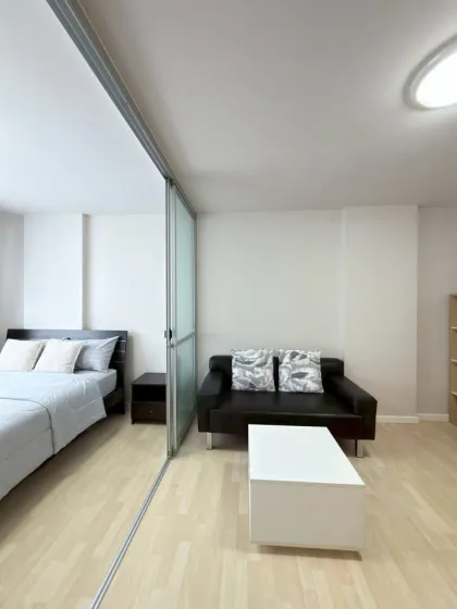 อพาร์ทเมนท์ 1 ห้องนอน ที่ ดี คอนโด กะทู้ พร้อมวิวสระว่ายน้ำ