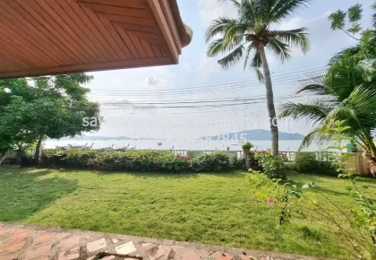 Villa en bord de mer avec piscine, 3 chambres et 4 salles de bain