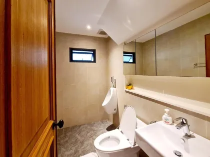 Casa Esquinera Renovada de 4 Habitaciones en Saransiri Kohkaew