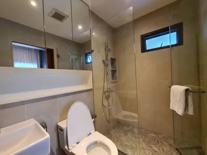 Casa Esquinera Renovada de 4 Habitaciones en Saransiri Kohkaew