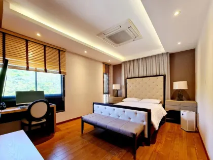 Casa Esquinera Renovada de 4 Habitaciones en Saransiri Kohkaew