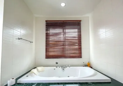 Villa Premium de 4 Dormitorios Frente al Lago en Land & Houses Park Phuket