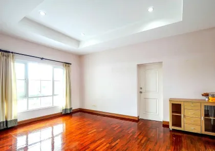 Villa Premium de 4 Dormitorios Frente al Lago en Land & Houses Park Phuket