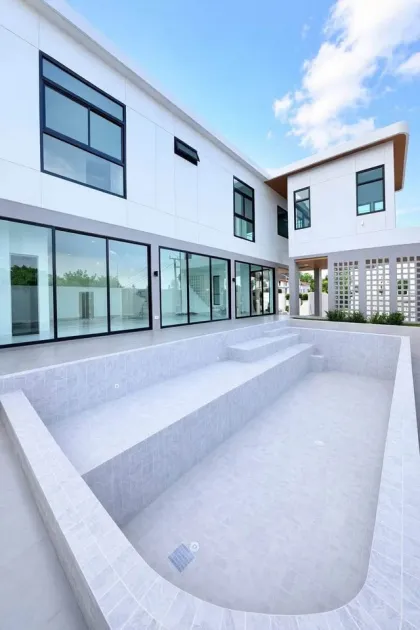 Villa nueva con piscina de 3 habitaciones en Chalong, Phuket