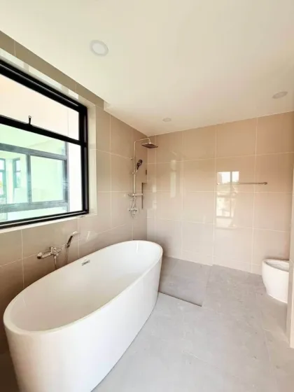 Villa nueva con piscina de 3 habitaciones en Chalong, Phuket