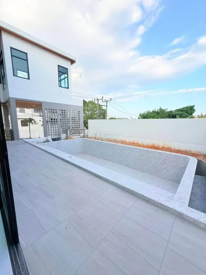 Villa nueva con piscina de 3 habitaciones en Chalong, Phuket