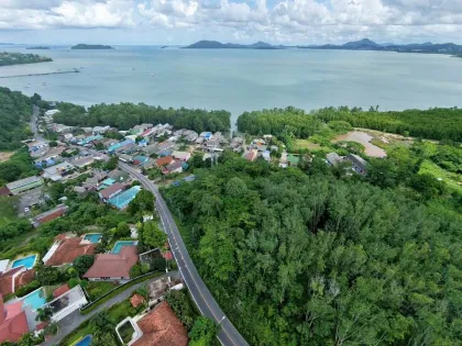 主路旁靠近亚木海滩的优质海景地块