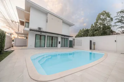 Villa con piscina de 3 dormitorios en venta en Thalang, Phuket