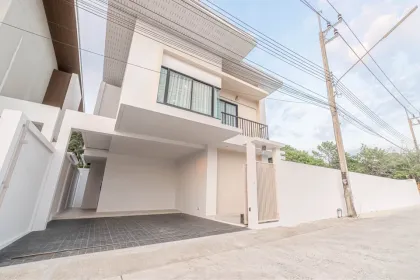 Villa con piscina de 3 dormitorios en venta en Thalang, Phuket