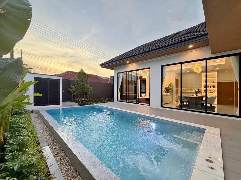 Moderna villa privada con 3 dormitorios y piscina cerca de BIS Phuket