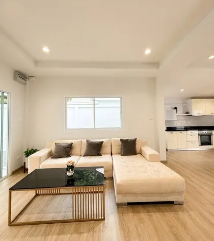 Hermosa villa con piscina de 2 dormitorios en Baanpromphun Paklok, Phuket