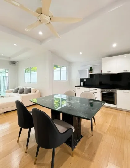 Hermosa villa con piscina de 2 dormitorios en Baanpromphun Paklok, Phuket
