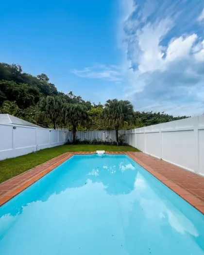 Hermosa villa con piscina de 2 dormitorios en Baanpromphun Paklok, Phuket