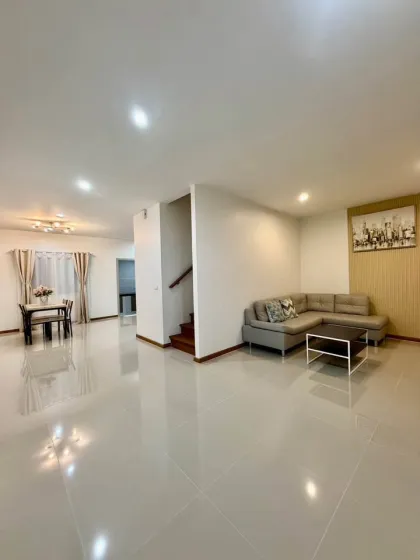 Villa Renovada de 3 Dormitorios en The First Village, Phuket Town