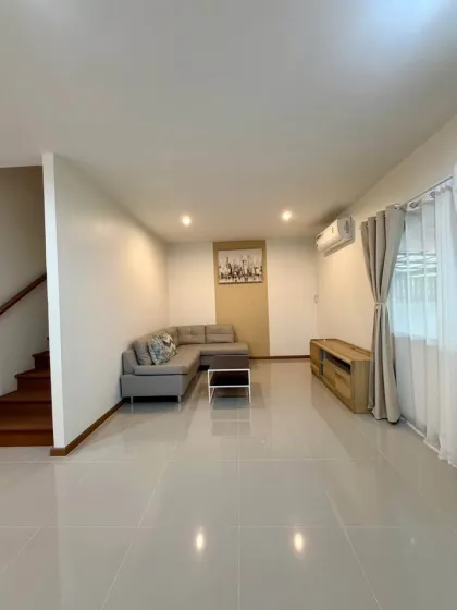 Villa Renovada de 3 Dormitorios en The First Village, Phuket Town