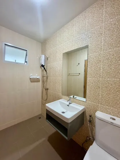 Villa Renovada de 3 Dormitorios en The First Village, Phuket Town