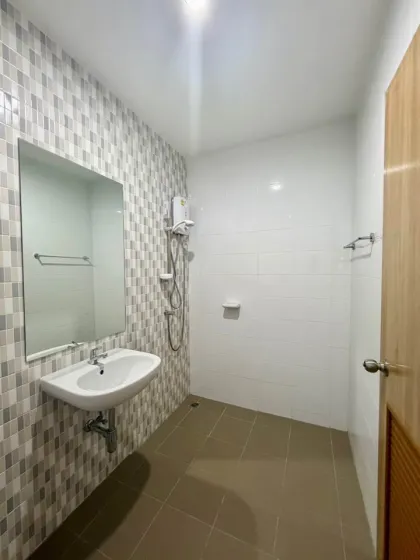 Villa Renovada de 3 Dormitorios en The First Village, Phuket Town