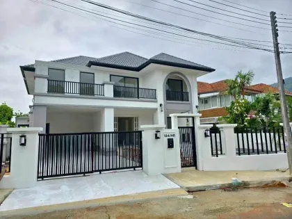 Großes freistehendes 3-Zimmer-Villa mit 3 Bädern in Srisuchart Grand View 2