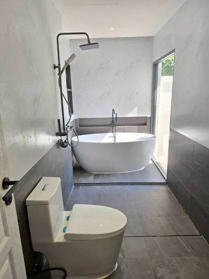 Großes freistehendes 3-Zimmer-Villa mit 3 Bädern in Srisuchart Grand View 2