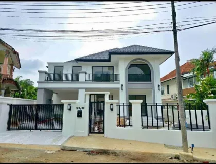 Großes freistehendes 3-Zimmer-Villa mit 3 Bädern in Srisuchart Grand View 2