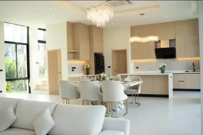 Villa con 3 dormitorios y piscina en venta en Chalong, Phuket