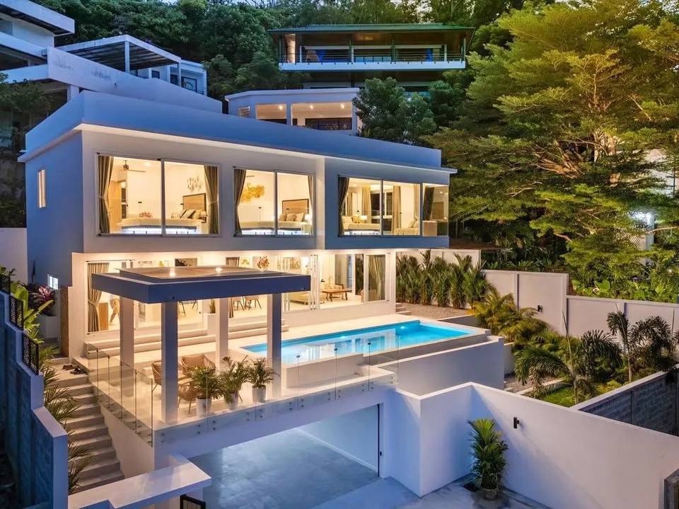 Villa Nueva de 3 Habitaciones con Piscina en Rawai, Phuket