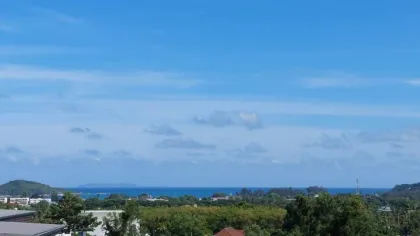 Вилла с бассейном и видом на море, 3 этажа, на продажу в Раваи, Пхукет