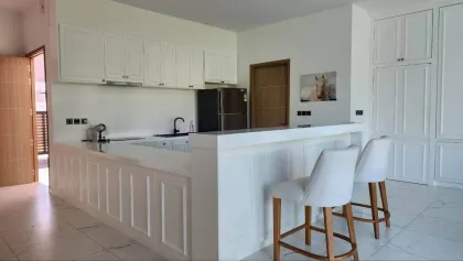 Просторная вилла с 3 спальнями, бассейном и видом на озеро в Casa Signature, Ratsada