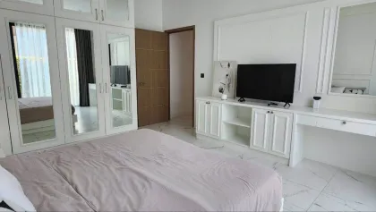 Просторная вилла с 3 спальнями, бассейном и видом на озеро в Casa Signature, Ratsada