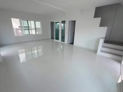 Новый таунхаус 3 спальни 2 ванные Supalai Lake View