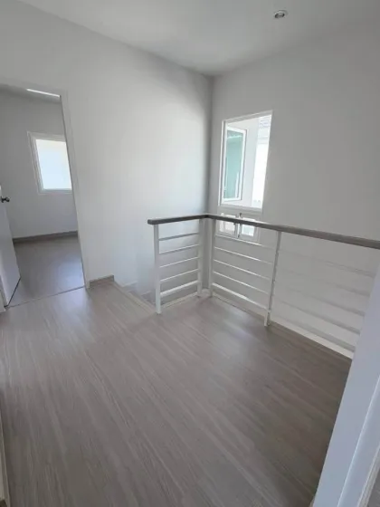 Новый таунхаус 3 спальни 2 ванные Supalai Lake View
