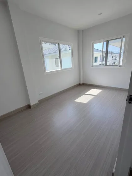 Новый таунхаус 3 спальни 2 ванные Supalai Lake View